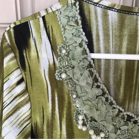 First choice pull over T-shirt, V-neck embellished with pearls and lace green - Picture 5 of 7